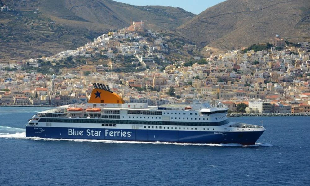 Το Blue Star Πάτμος δεν μπόρεσε να δέσει στο λιμάνι της Ρόδου εξαιτίας της κακοκαιρίας